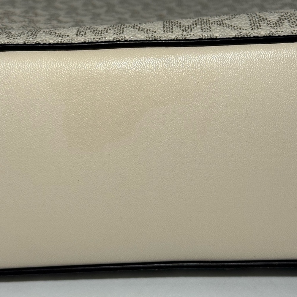 Michael Kors Jet Set Travel Small Messenger Crossbody Bag in Vanilla Signature. - Picture 11 of 11